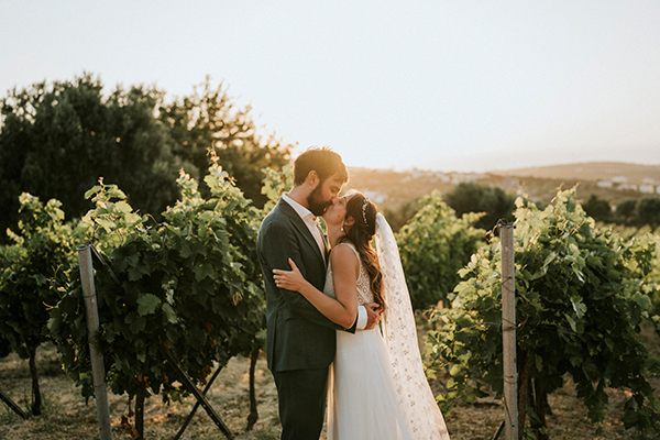 Ρομαντικός destination γάμος στην Κρήτη με αποξηραμένα άνθη | Jodie & Michael