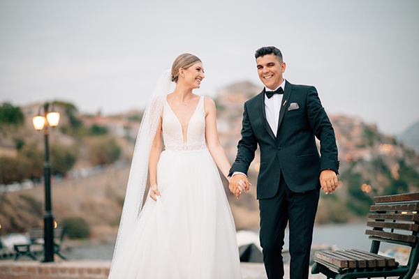Ρομαντικός καλοκαιρινός γάμος στη Λέσβο με λευκά τριαντάφυλλα | Γαβριέλλα & Βασίλης