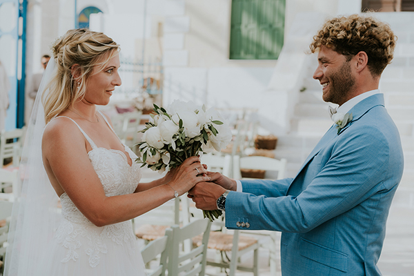 Ανοιξιάτικος γάμος στη Σέριφο με λευκά λουλούδια και φύλλα ελιάς │ Aurore & Gabriele