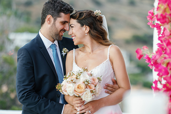 Stylish καλοκαιρινός γάμος στην Άνδρο με βουκαμβίλια | Μικαέλα & Ηλίας