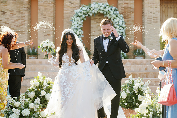 Ultra stylish γάμος στο Κτήμα Χατζή με ολόλευκα άνθη | Kathy & Anes