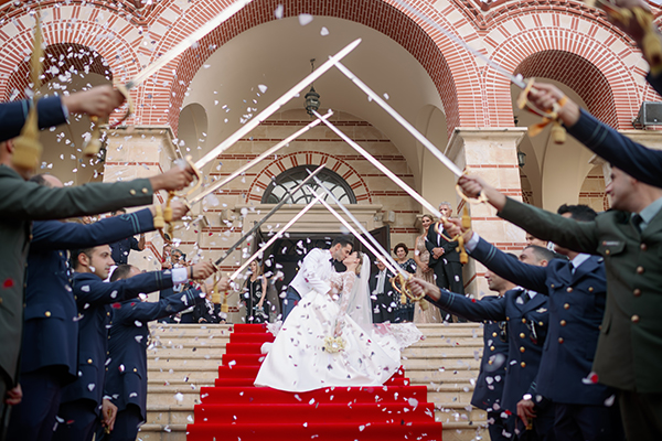 Ρομαντικός στρατιωτικός γάμος στη Λεμεσό με ολόλευκα άνθη | Φωτεινή & Πανίκος