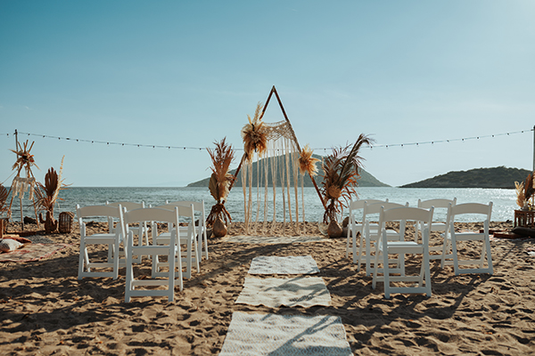 spring-wedding-on-the-beach-anavyssos-bohemian-flair_06