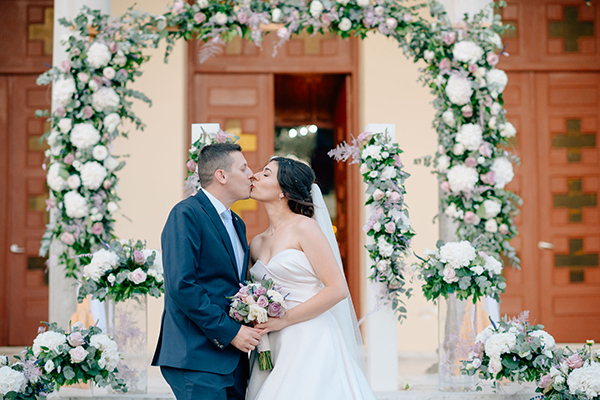 Καλοκαιρινός γάμος στη Λέσβο με λευκές ορτανσίες και ροζ τριαντάφυλλα | Στέλλα & Ιγνάτης