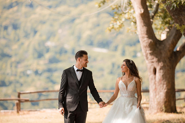 Όμορφος καλοκαιρινός γάμος με ρομαντικές λεπτομέρειες | Αθηνά & Νίκος