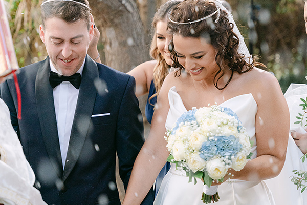 Φθινοπωρινός γάμος στο Κτήμα Κλεοπάτρα με λευκά και γαλάζια λουλούδια | Ζωή & Κωνσταντίνος