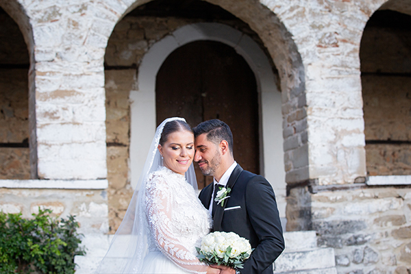 Romantic-chic φθινοπωρινός γάμος στην Κοζάνη με λευκές ορτανσίες | Τίνα & Γιάννης