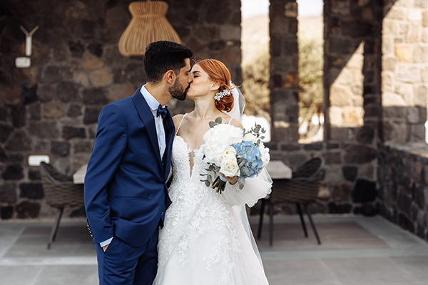 Ρομαντικός φθινοπωρινός γάμος στη Σαντορίνη σε μπλε αποχρώσεις | Nana & Lefteris