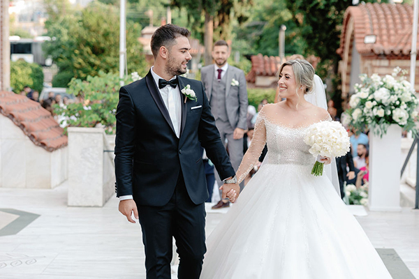 Chic φθινοπωρινός γάμος στη Θεσσαλονίκη με λευκά λουλούδια | Δανάη & Κώστας