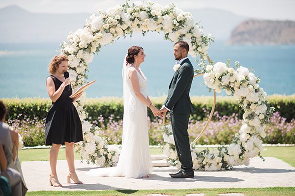 Εντυπωσιακός destination γάμος στην Κρήτη με ολόλευκα άνθη | Thea & Leandro