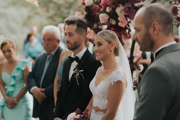 Μοντέρνος φθινοπωρινός γάμος με μπορντό λουλούδια και μαύρες λεπτομέρειες | Βάσια & Πάνος