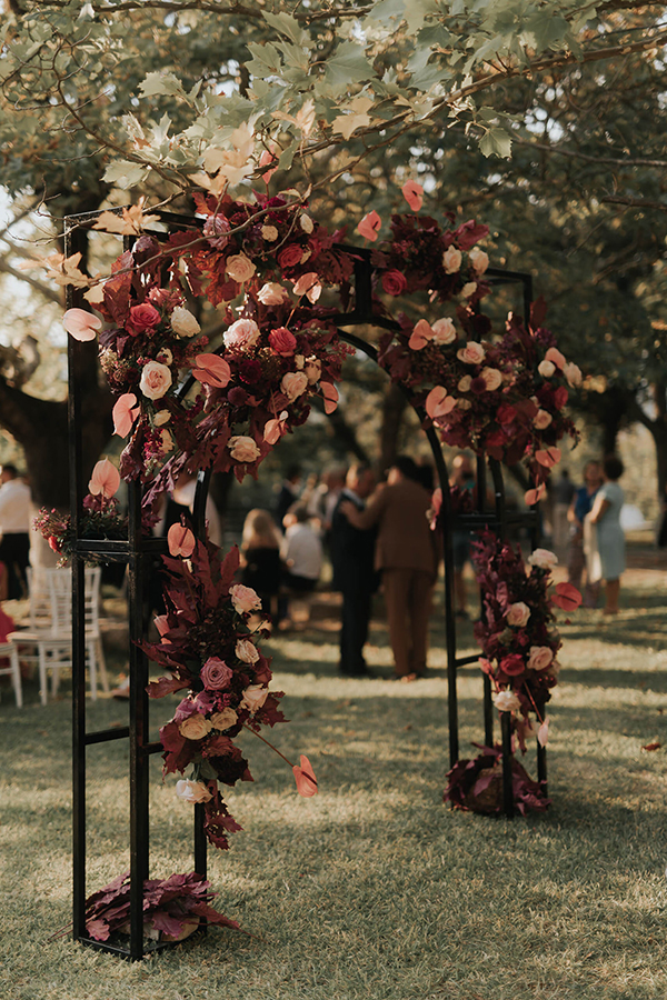 modern-fall-wedding-burgundy-black-hues_11