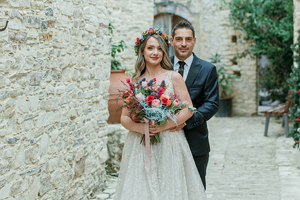 Ρομαντικός φθινοπωρινός γάμος στο Evgenios Hills με πολύχρωμα λουλούδια | Αμαλία & Παναγιώτης