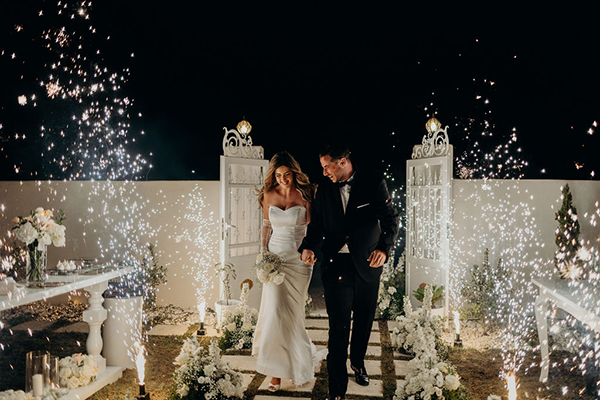 Άκρως ρομαντικός φθινοπωρινός γάμος στη Νάξο με λευκά λουλούδια | Μαριάννα & Μάρκος