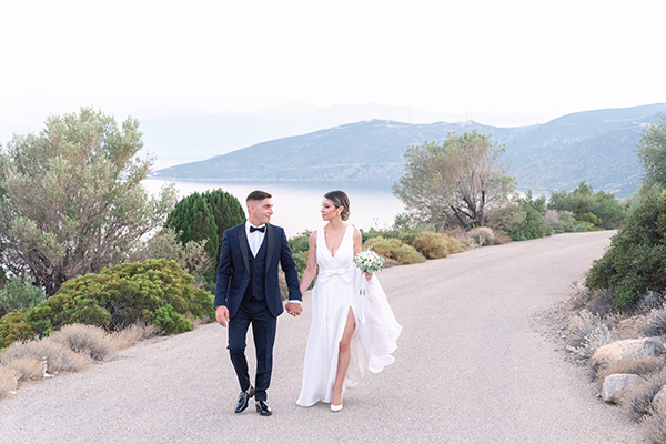 Όμορφος καλοκαιρινός γάμος στην Αντίκυρα με ρομαντικά λουλούδια | Έφη & Δημήτρης