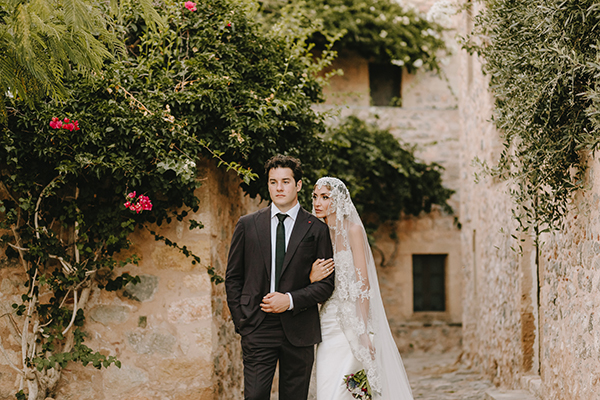 Μοντέρνος καλοκαιρινός γάμος στο Κτήμα Πέτρα με πολύχρωμα λουλούδια | Karena & Κωνσταντίνος
