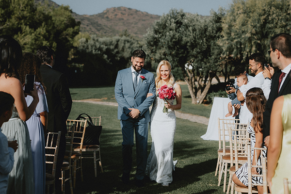 Destination φθινοπωρινός γάμος στην Αθήνα με φούξια λουλούδια | Μαρία & Liviu