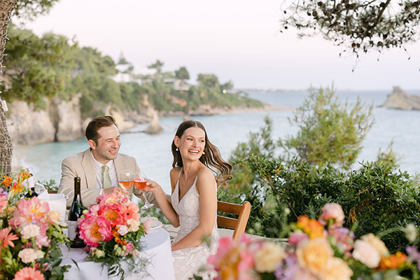 Πανέμορφος καλοκαιρινός γάμος στην Κεφαλονιά με πολύχρωμα άνθη | Skye & Chris