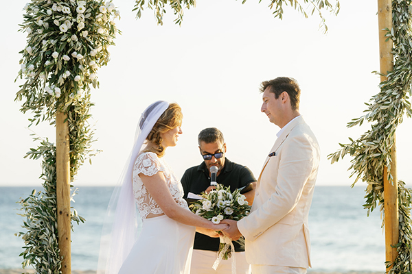 Όμορφος destination καλοκαιρινός γάμος στη Νάξο με θέμα την ελιά | Lauren & Nick