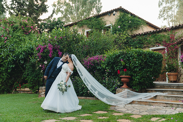 Καλοκαιρινός γάμος στο Κτήμα Ιπποστάσιο με λευκά άνθη | Εύη & Φάνης