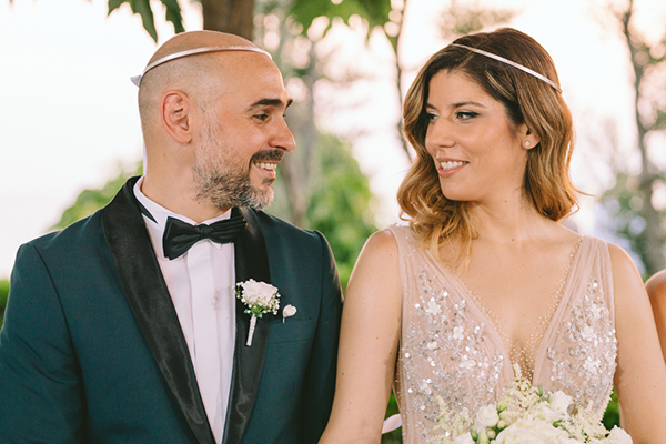 Όμορφος καλοκαιρινός γάμος στο Ploes με λευκά λουλούδια | Χριστίνα & Μάνος