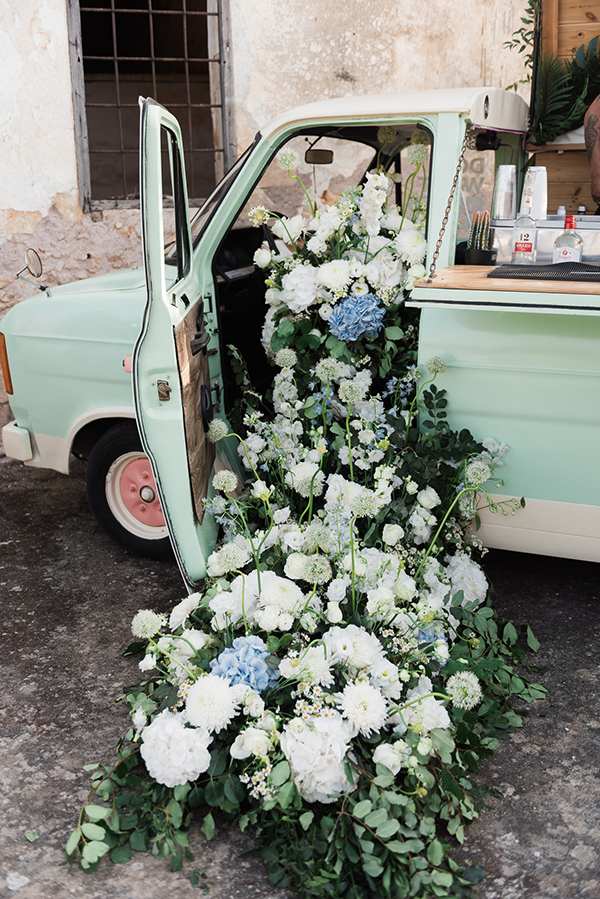 Διακοσμημένο όχημα με overflowing  λουλούδια για τη διακόσμηση της τελετής γάμου
