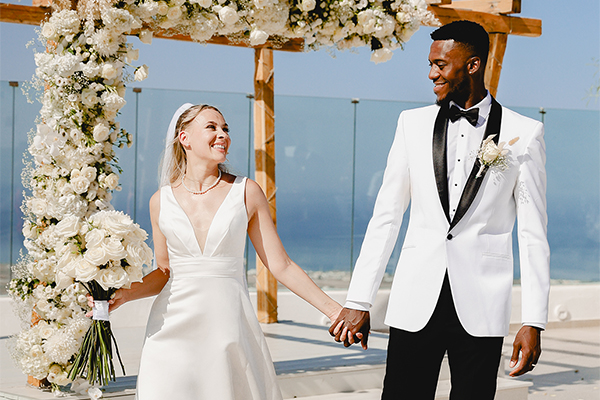 Gorgeous γάμος στη Σαντορίνη με λευκά τριαντάφυλλα και ορτανσίες  | Rut & Michael