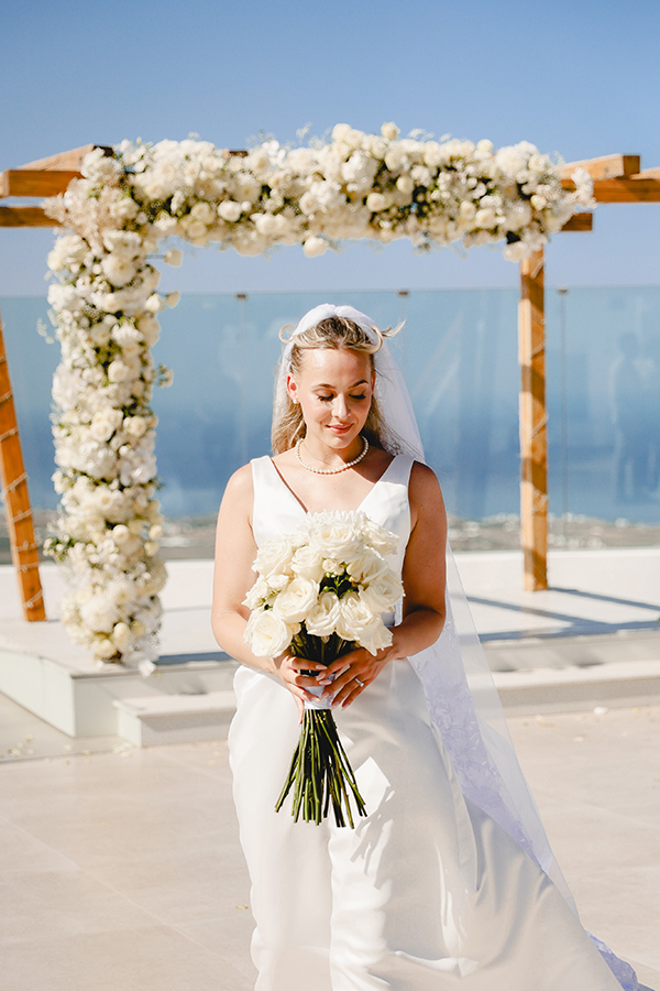 gorgeous-wedding-santorini-white-roses-hydrangeas_19