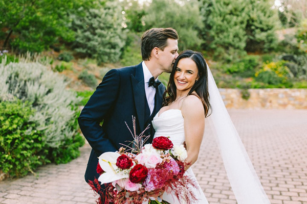 Υπέροχος φθινοπωρινός γάμος στη Αθήνα με κόκκινα και ροζ λουλούδια | Γεωργία & Thomas