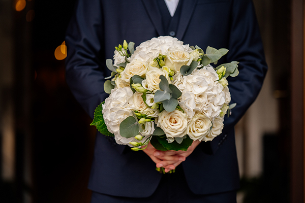 minimal-chic-wedding-drama-white-florals_16