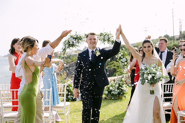 Ρομαντικός destination γάμος στην Κεφαλονιά με υπέροχα λευκά λουλούδια  | Victoria & Andrei