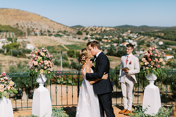Εντυπωσιακά όμορφος γάμος στο Κτήμα Χατζή με λουλούδια σε παστέλ αποχρώσεις | Risha & Sebastian