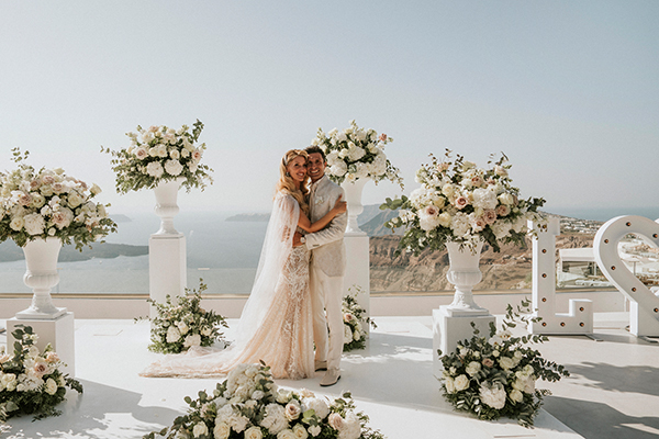 Εντυπωσιακός γάμος στη Σαντορίνη με λευκά λουλούδια  | Laura & Roberto