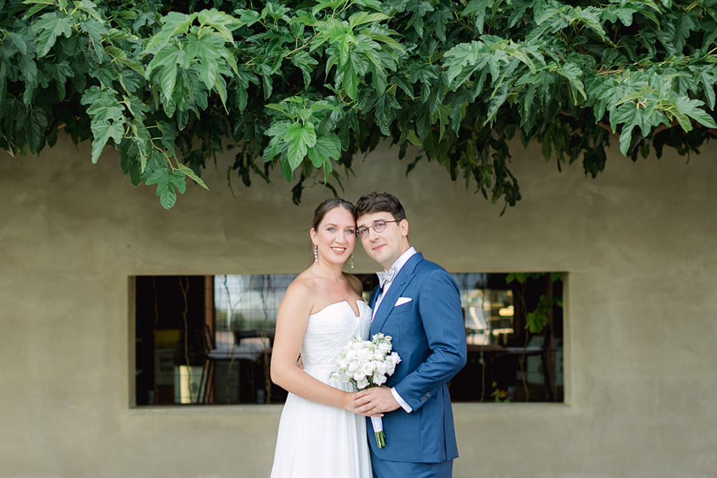 Καλοκαιρινός γάμος στην Πάτρα με λευκά και κίτρινα λουλούδια  | Βίκυ & Στέφανος