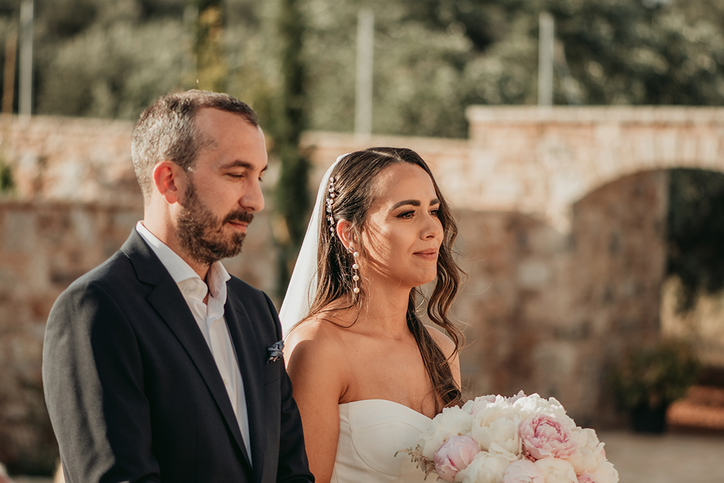 Όμορφος γάμος με λευκά και απαλό ροζ λουλούδια  | Αλίκη & Γιάννης
