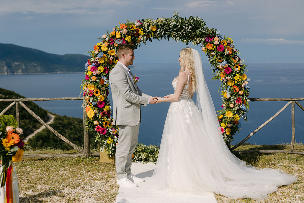 Ανοιξιάτικος γάμος στην Κεφαλονιά με πολύχρωμα λουλούδια  | Amber & Chris